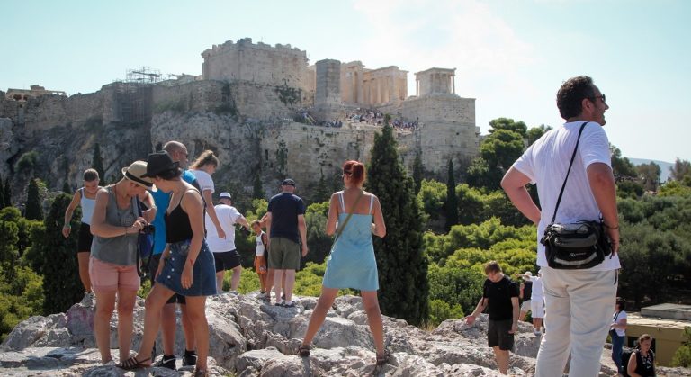 ΤτΕ: Ξεπέρασαν τα 33 εκατ. οι τουρίστες το 2018 και τα 16 δισ. ευρώ οι εισπράξεις