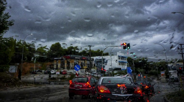 Πολύ άστατος καιρός με ισχυρές βροχές τη Δευτέρα