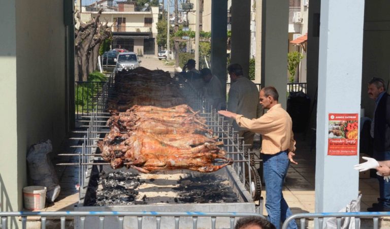 Πάτρα: Πασχαλινό τραπέζι στο Λαϊκό Στέκι στις εργατικές κατοικίες Ταραμπούρα