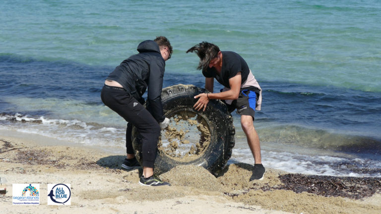 1.300 κιλά σκουπίδια έβγαλαν από παραλία της Μυκόνου