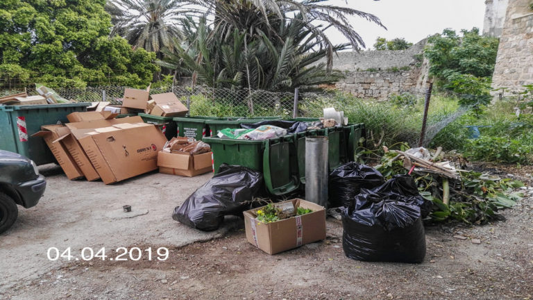 SOS εκπέμπουν οι επιχειρηματίες της πλατείας Σοφοκλέους στην Παλιά Πόλη