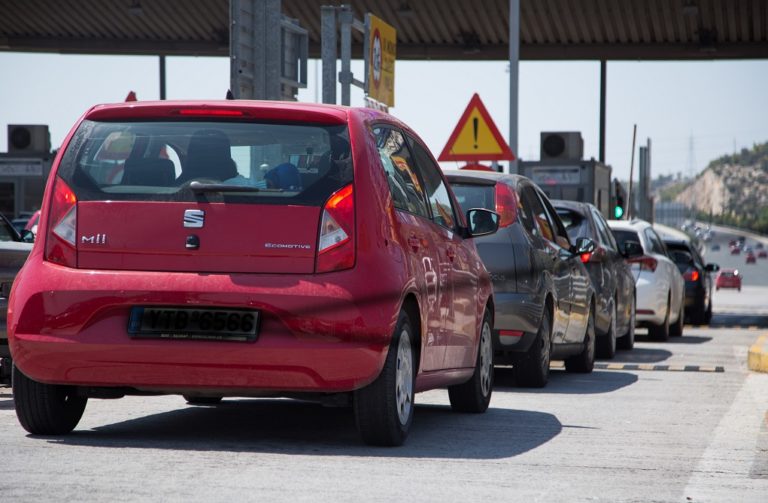 Αυξημένη η κίνηση στα δύο εθνικά δίκτυα- Καραμπόλα και τροχαία