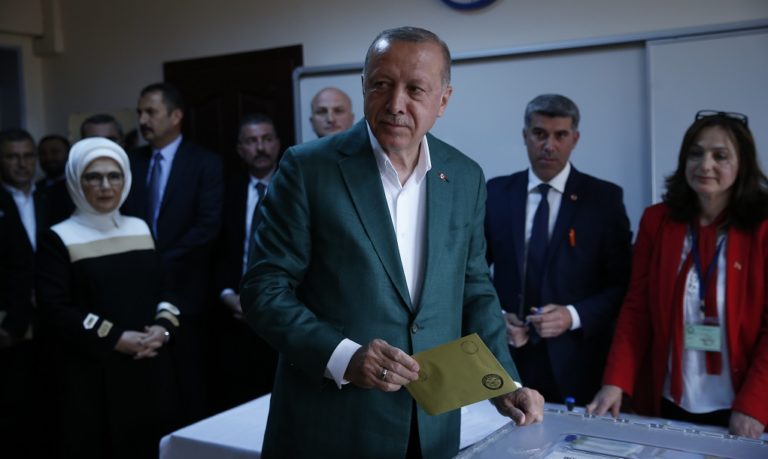 Τη διεξαγωγή νέων δημοτικών εκλογών στην Κωνσταντινούπολη θα ζητήσει το AKP