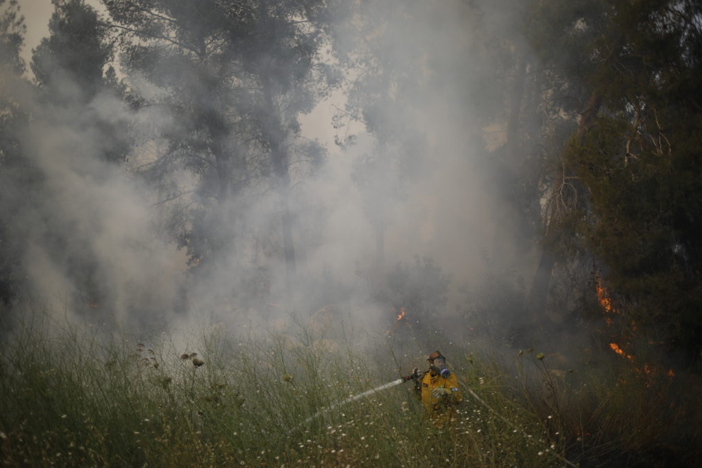 Κάηκαν σπίτια από τις πυρκαγιές στο Ισραήλ- Έσπευσαν ελληνικά Καναντέρ