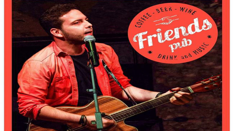Ο Γιώργος Γελαράκης ζωντανά στο Friends Pub