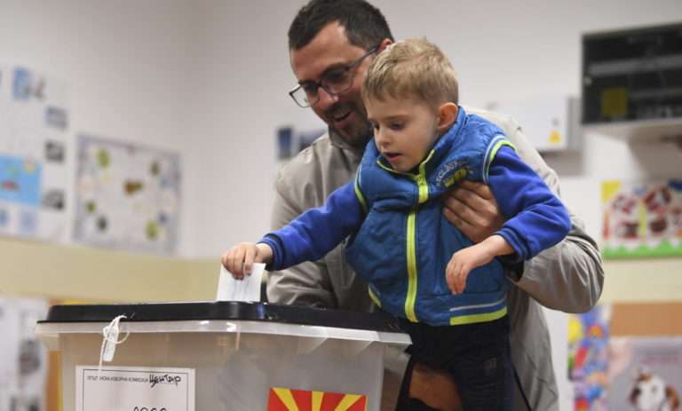 Βόρεια Μακεδονία: Σε εξέλιξη η ψηφοφορία για το β’ γύρο των προεδρικών εκλογών (video)