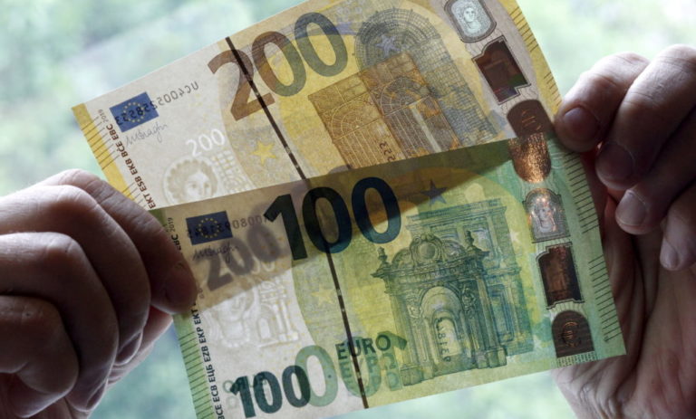 Σε κυκλοφορία από την Τρίτη τα νέα χαρτονομίσματα των 100 και 200 ευρώ