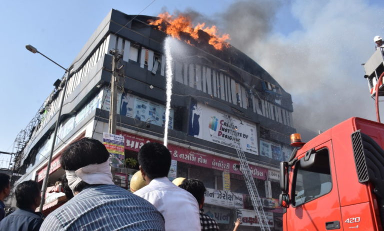 Δεκάδες νεκροί και τραυματίες μαθητές από φωτιά σε εμπορικό κέντρο στην Ινδία