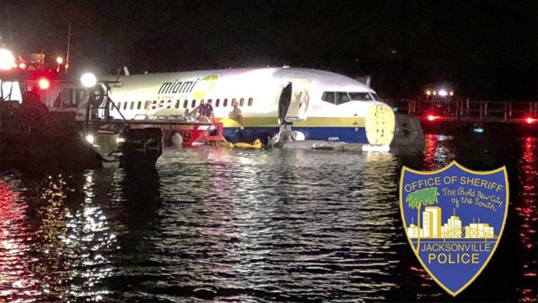 ΗΠΑ: Boeing 737 κατέληξε σε ένα ποτάμι- 21 τραυματίες