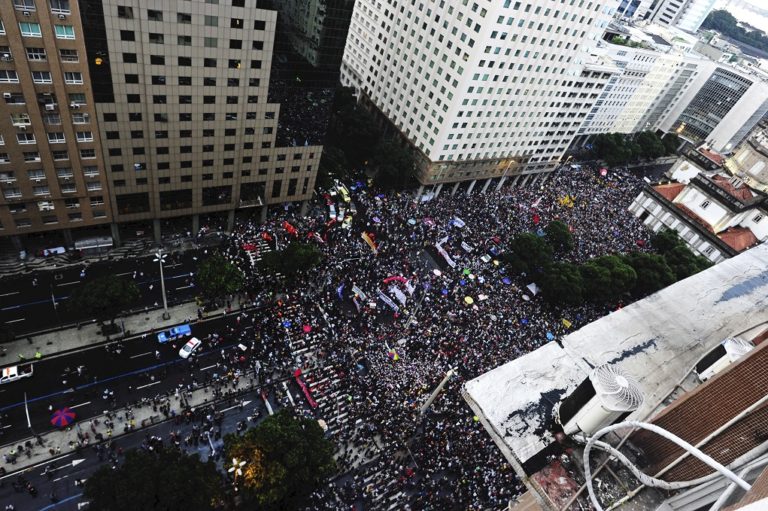 Διαδηλώσεις σε 27 Πολιτείες και 188 πόλεις της Βραζιλίας (video)