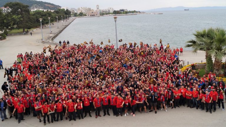 Χιλιάδες έφηβοι «βούλιαξαν» τον Βόλο!