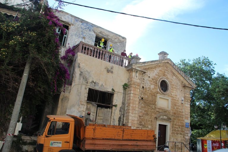 Χανιά: Εργασίες κατεδάφισης ετοιμόρροπου κτιρίου επί της οδού Δασκαλογιάννη