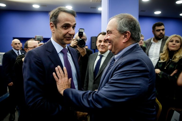Μητσοτάκης και Καραμανλής συναντώνται στη Βουλή