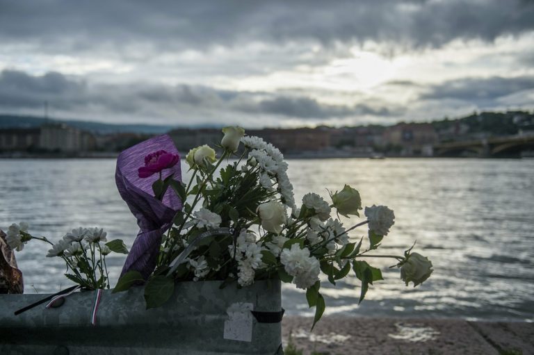 Ουγγαρία: Δύτες εντόπισαν ένα πτώμα στο σημείο του ναυαγίου στον Δούναβη
