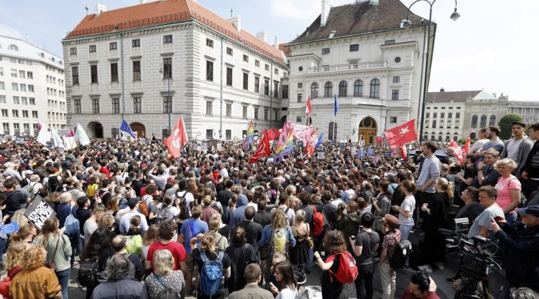Αυστρία: Πρόωρες εκλογές μετά το σκάνδαλο με τον αντικαγκελάριο Στράχε (video)