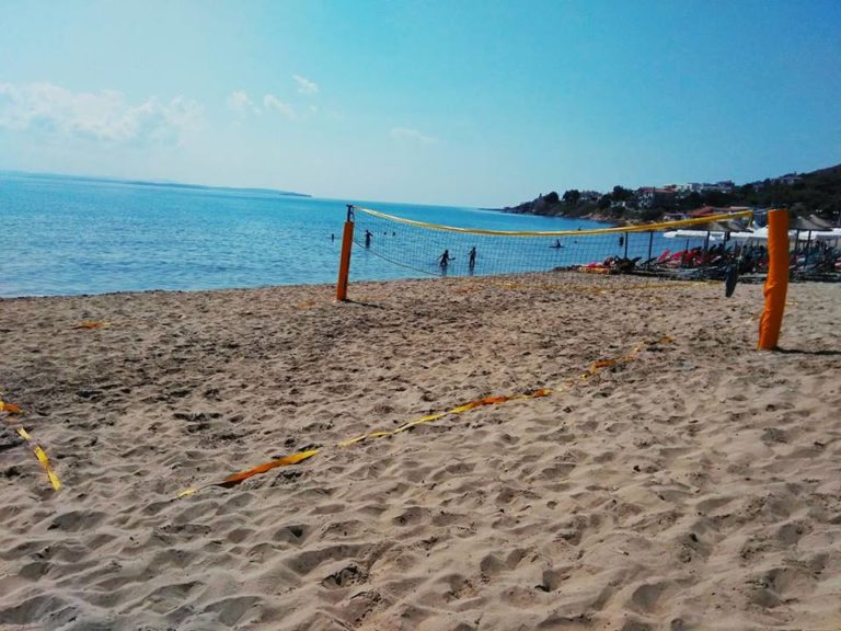 Παιχνίδια στην άμμο στην παραλία Καρφά Χίου
