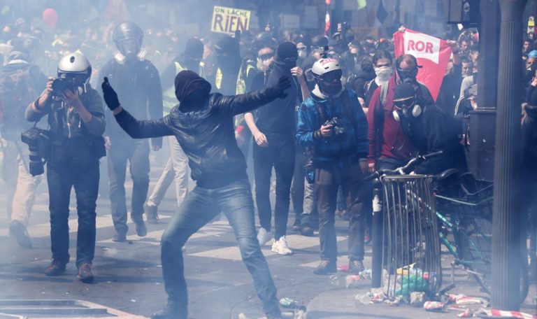 Συγκρούσεις στο Παρίσι μεταξύ της αστυνομίας και των Black Blocs