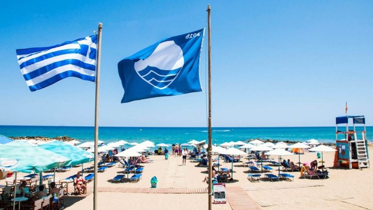 Γαλάζιες σημαίες σε 115 παραλίες της Κρήτης