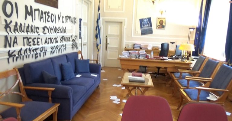 Εισβολή ατόμων στο γραφείο του πρύτανη του Οικονομικού Πανεπιστημίου Αθηνών