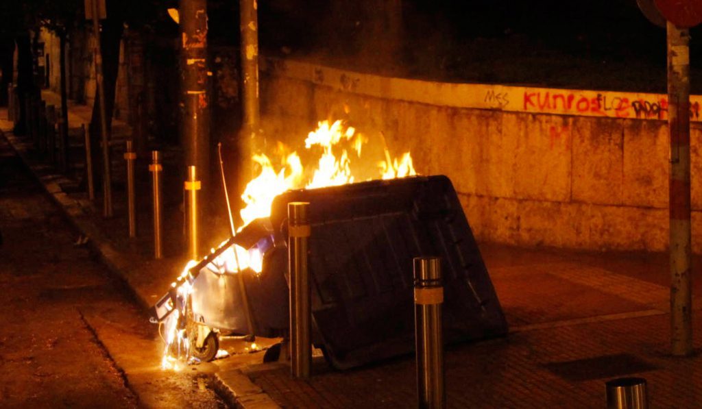 Χανιά: Φωτιά κατέστρεψε κάδο απορριμμάτων