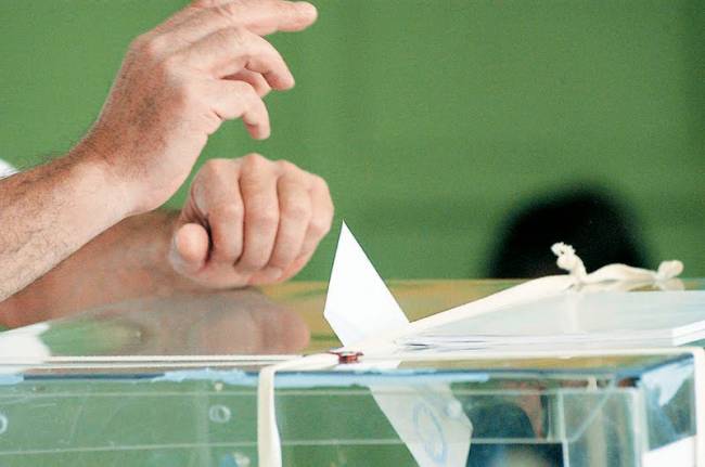 Στήνονται παραβάν και κάλπες στα εκλογικά τμήματα –  Επί ποδός οι υπηρεσίες του δήμου Θεσσαλονίκης