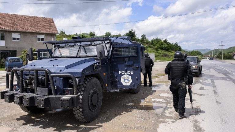 Επιχείρηση της αστυνομίας του Κοσόβου στη Μιτρόβιτσα – Νέα ένταση στις σχέσεις με Βελιγράδι