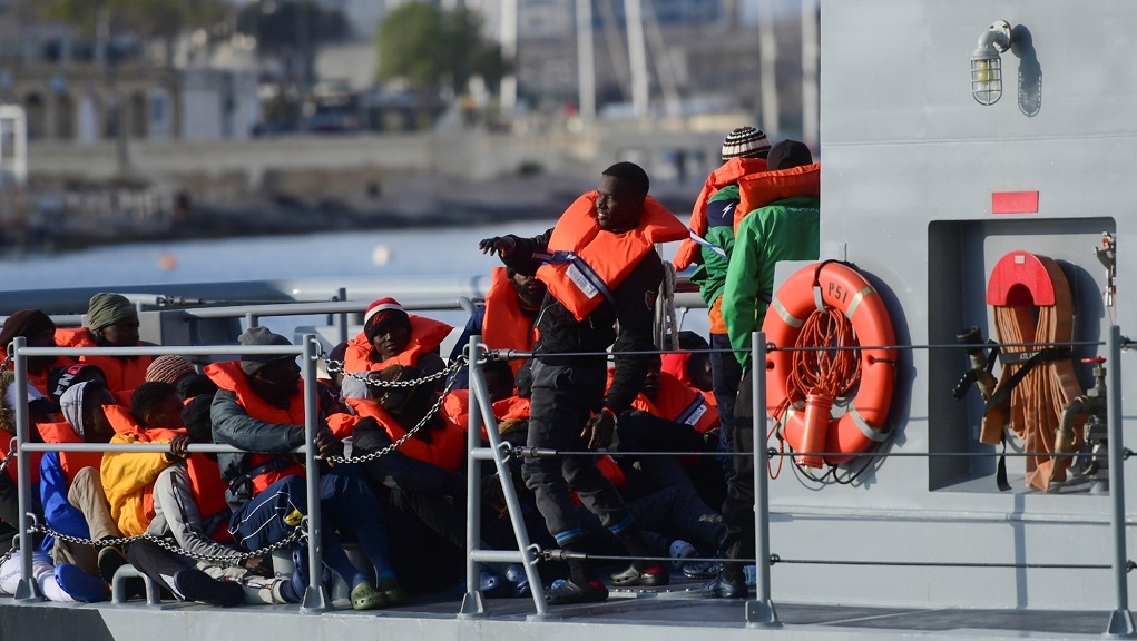 Δεκάδες μετανάστες σε Μάλτα και Λαμπεντούζα – Τουλάχιστον 90 κινδυνεύουν στη θάλασσα