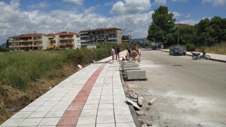 Σε εξέλιξη οι ανακατασκευές σε πεζοδρόμια της πόλης