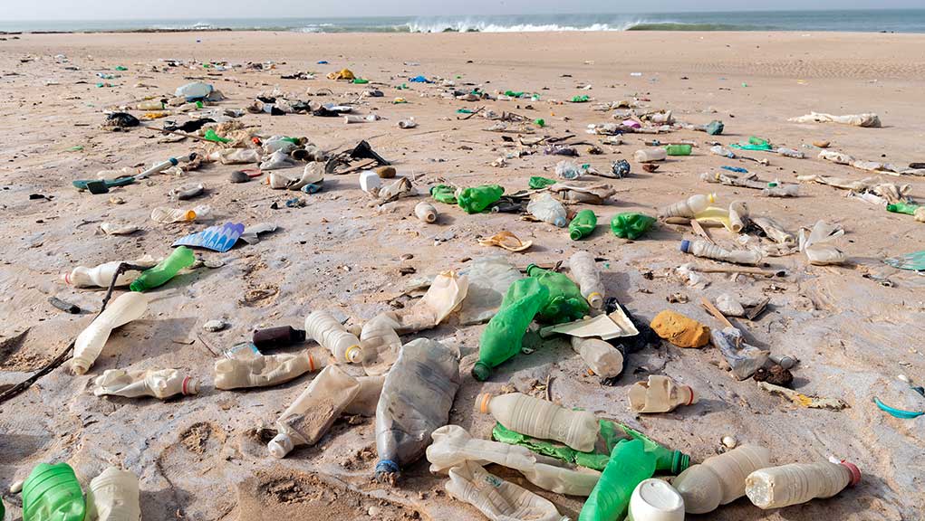 Συμφωνία στον ΟΗΕ για τη διαχείριση των πλαστικών απορριμμάτων που καταλήγουν στους ωκεανούς