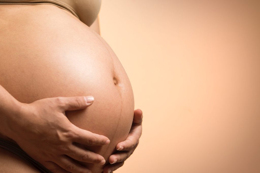 Πώς συνδέεται το κάπνισμα στην εγκυμοσύνη με τον αιφνίδιο θάνατο του βρέφους