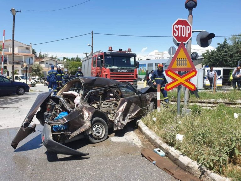 Tρένο παρέσυρε αυτοκίνητο – Άγιο είχε ο οδηγός του Ι.Χ.