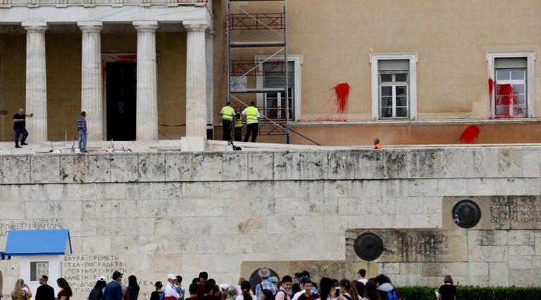 Ελεύθερος με περιοριστικούς όρους για τις μπογιές στη Βουλή ο 36χρονος