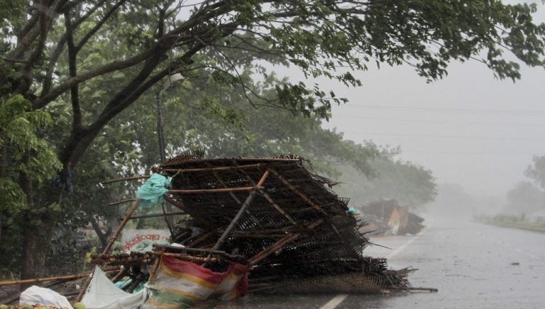 Ινδία: Ο κυκλώνας Φάνι σαρώνει την Ινδία (video)