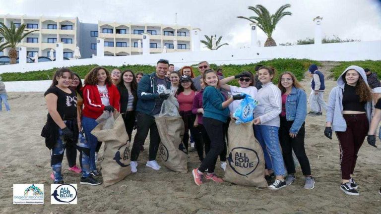 «Keep Aegean Blue»: 124 κιλά σκουπίδια έβγαλαν από την παραλία «Βρόντη»