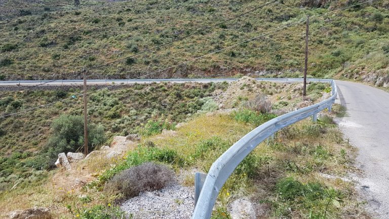 Τοποθετήθηκαν μπάρες ασφαλείας στον παλιό δημοτικό δρόμο που συνδέει τα Νεροκούρου με τα Κεραμειά
