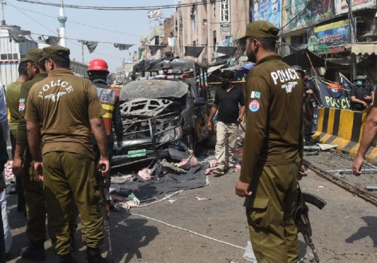 Πολύνεκρη έκρηξη σε χώρο λατρείας σουφιστών στο Πακιστάν