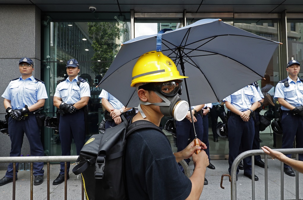 Κλοιός διαδηλωτών και γύρω από το αρχηγείο της αστυνομίας στο Χονγκ Κονγκ