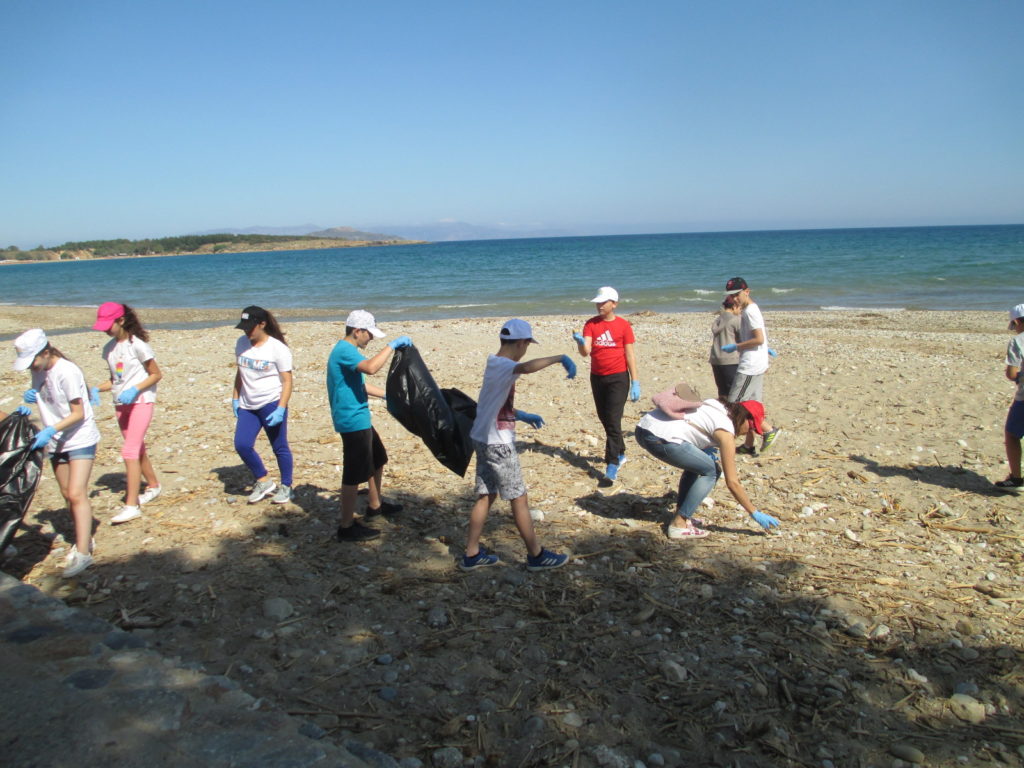 Καθαρισμός της παραλίας του Κλαδισού από μαθητές σχολείων