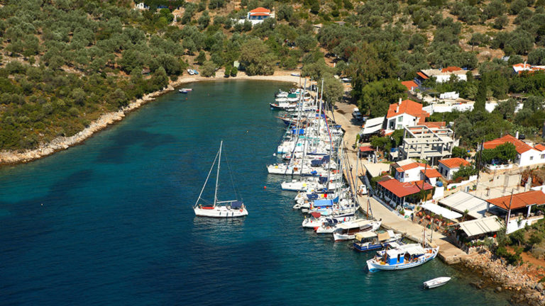 Μηχανική βλάβη σε τουριστικό σκάφος στην Αλόννησο