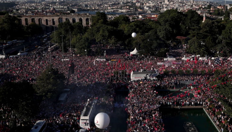 Χιλιάδες κόσμου στους δρόμους της Κωνσταντινούπολης για την ορκωμοσία του Ιμάμογλου
