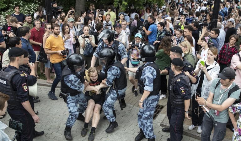 Ρωσία: Εκατοντάδες συλλήψεις σε διαδήλωση συμπαράστασης στον ακτιβιστή Ι. Γκολουνόφ