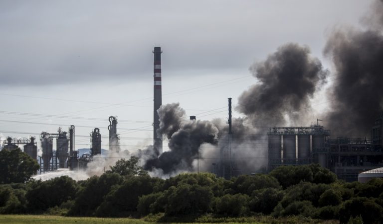 Γιβραλτάρ: Τεράστιο το νέφος καπνού μετά από πυρκαγιά σε εργοστάσιο χημικών