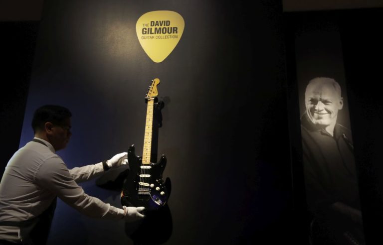 «Παγκόσμια ρεκόρ δημοπρασίας» για τις κιθάρες του Ντέιβιντ Γκίλμουρ