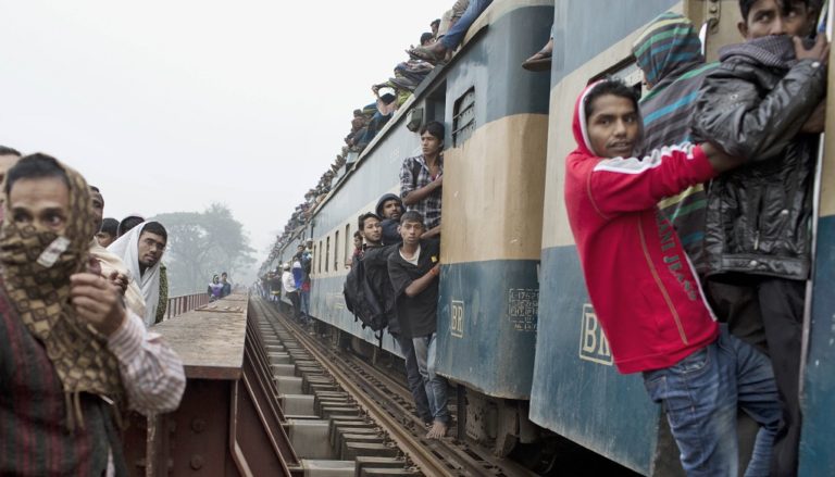 Εκτροχιασμός τρένου με τέσσερις νεκρούς και εκατό τραυματίες στο Μπανγκλαντές