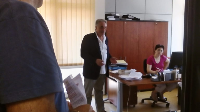 Συναντήθηκε με εργαζόμενους της Περιφέρειας και της Πυροσβεστικής