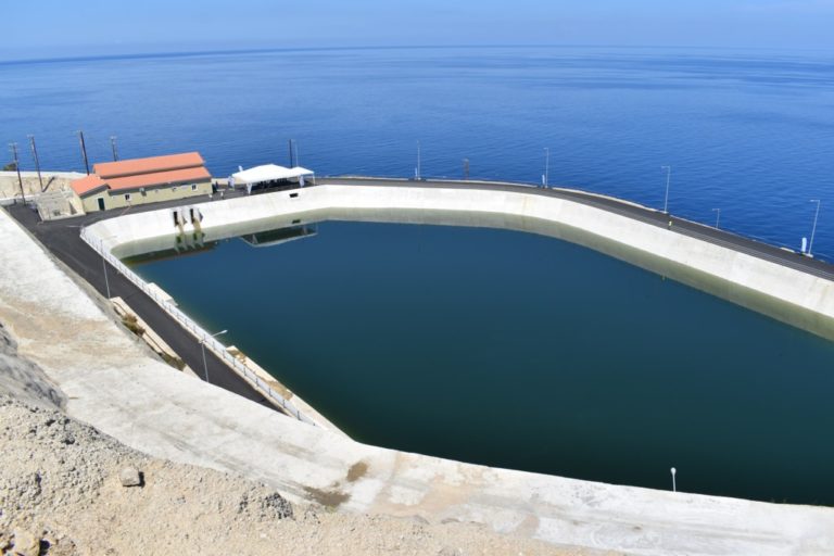 Η Ικαρία μπαίνει δυναμικά στην πράσινη ενέργεια με την υβριδικό έργο της ΔΕΗ Ανανεώσιμες