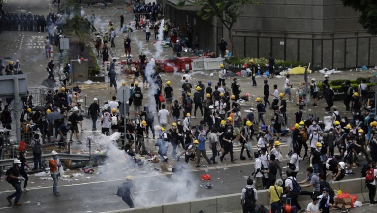 Συγκρούσεις στο Χονγκ Κονγκ εξαιτίας ν/σ για την έκδοση υπόπτων (video)