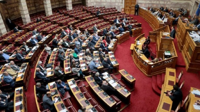 Βουλή: Στην Ολομέλεια η τροπολογία για την κατάργηση της μείωσης του αφορολόγητου (video)