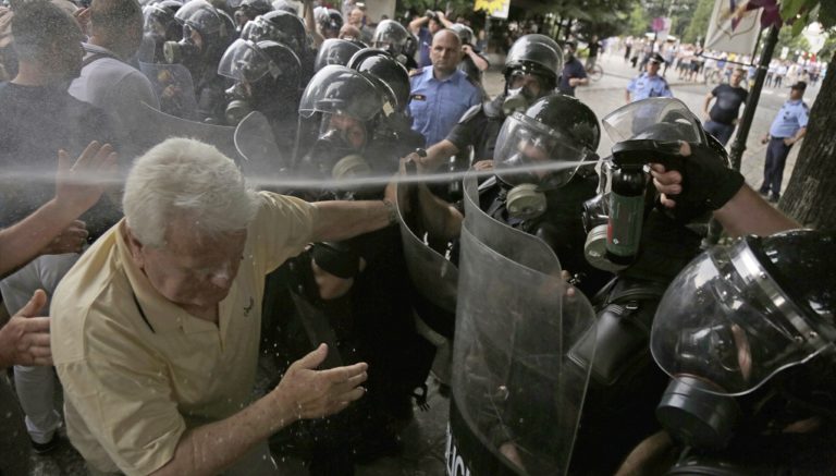Πυρπολήσεις εκλογικών τμημάτων και συγκρούσεις στην Αλβανία