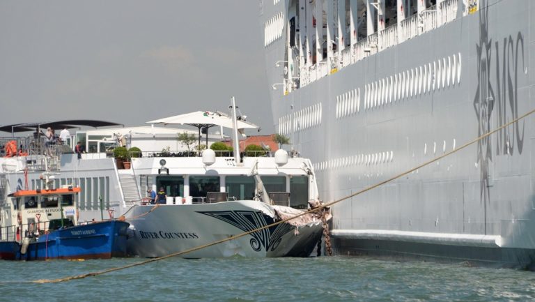 Κρουαζιερόπλοιο συγκρούστηκε με τουριστικό πλοιάριο στη Βενετία